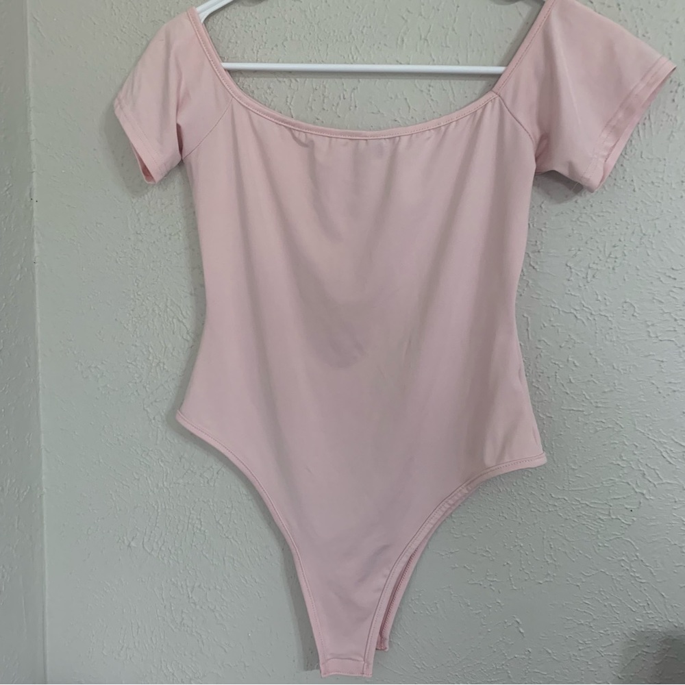 ❇️3/$30❇️ EUC Light Pink Off Shoulder Short Sleeve Stretchy Bodycon Bodysuit Top - Picture 6 of 8